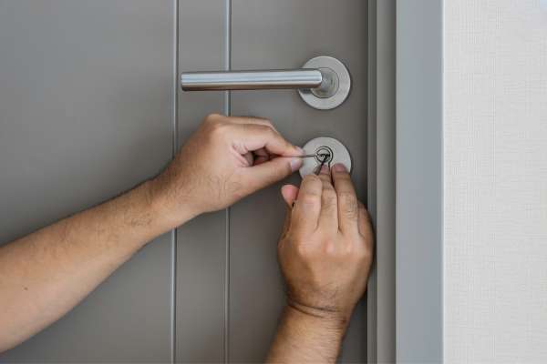 Try Thin Wire Unlock a Bedroom Door Without a Key