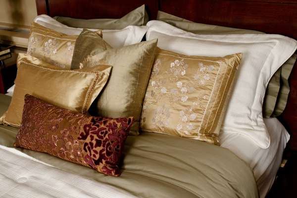 Basic Principles of Pillow Arrangement
King Bed Pillow Arrangement Ideas