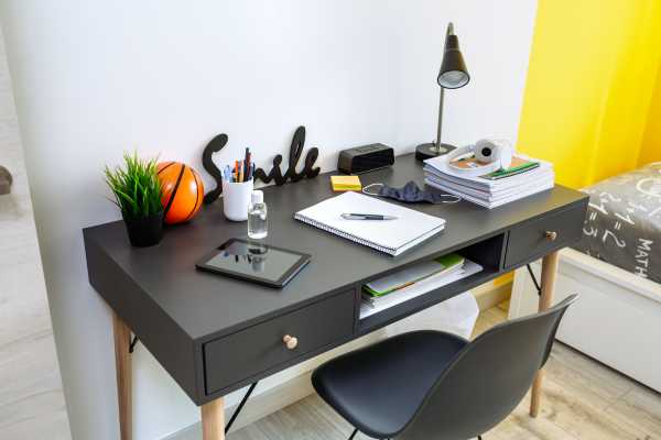 Choosing the Right Desk Decorate A Desk In A Bedroom