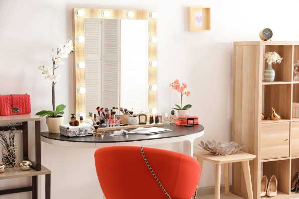 Closet Nook: Hidden Gem for Put Makeup Vanity In Bedroom