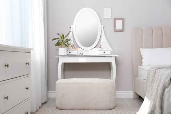 Design Ideas for a Stylish Bedroom Makeup Vanity