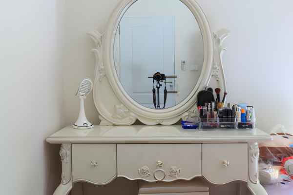 Materials Used in Modern Bedroom Makeup Vanities