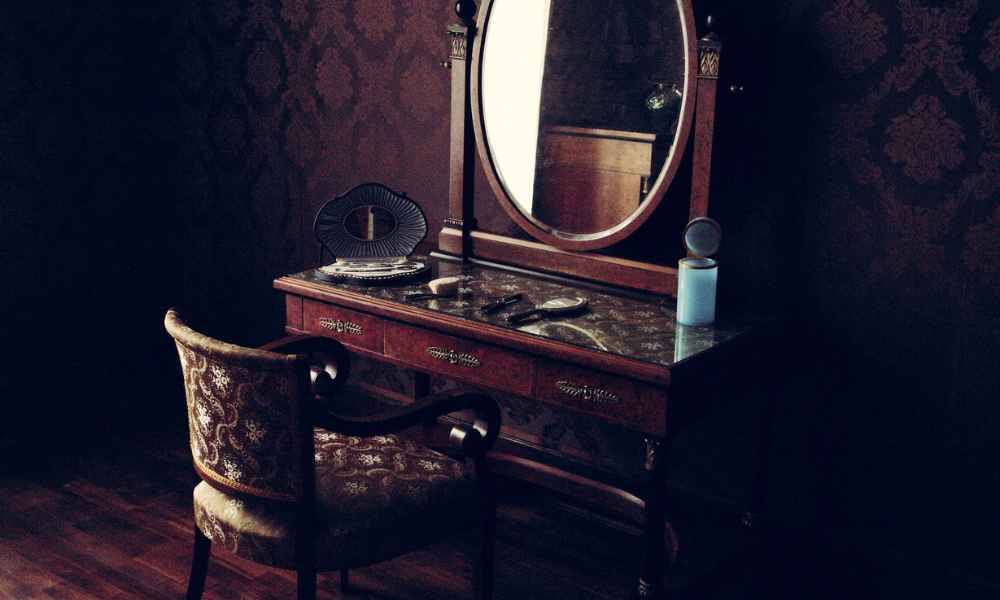 Victorian Bedroom Makeup Vanity Desk
