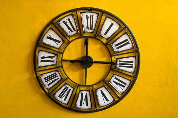 Enhancing Bedroom Ambiance with Wall Clocks