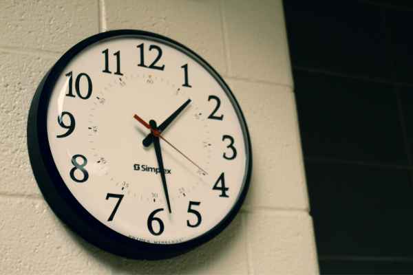 Factors To Consider When Choosing A Glow-In-The-Dark Wall Clock