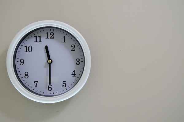 Incorporating Wall Clocks into Bedroom Themes