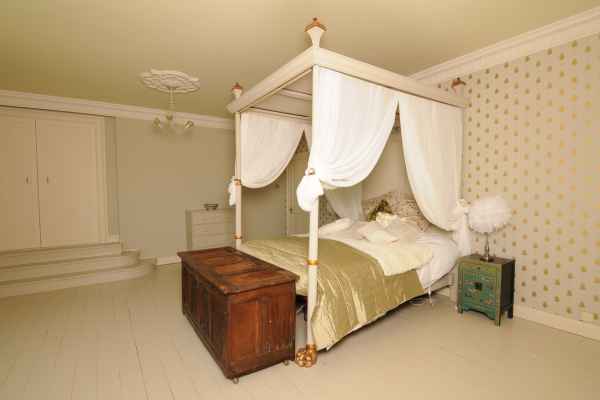 Four Poster Bed