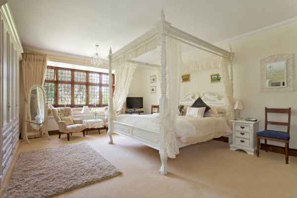 Highlighting the Architectural Beauty of a Four Poster Bed